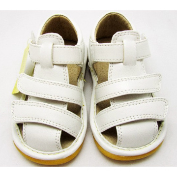 Sandalias Squeaky del bebé blanco sólido